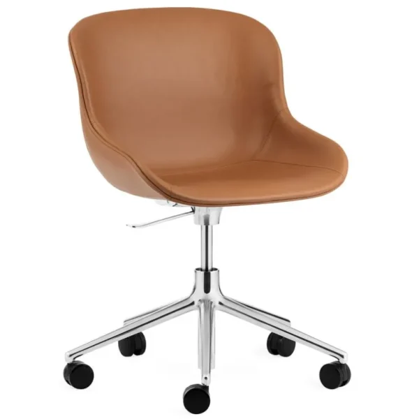 Normann Copenhagen Hyg stol med 5 hjul, svängbar, aluminium - brandy läder Ultra