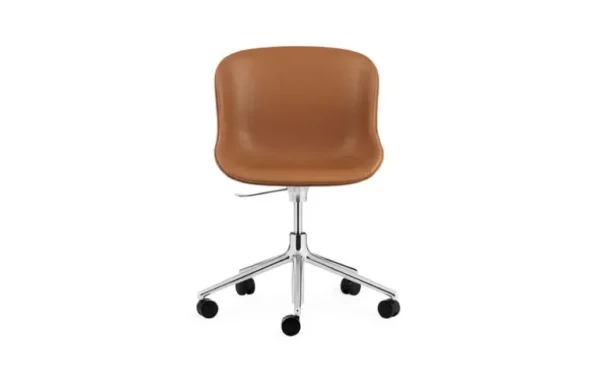 Normann Copenhagen Hyg stol med 5 hjul, svängbar, aluminium - brandy läder Ultra