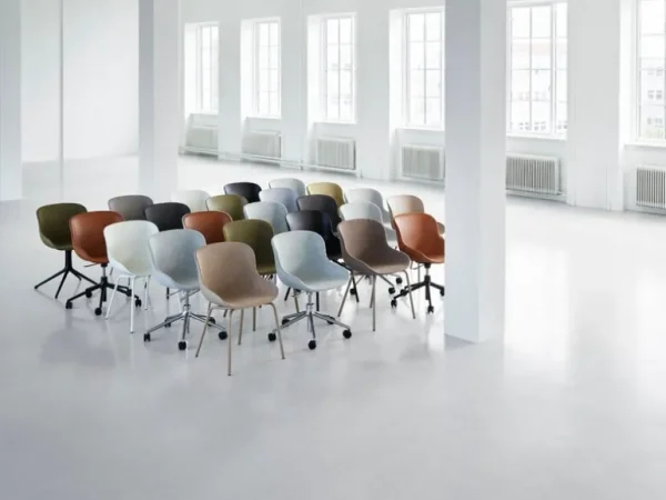 Normann Copenhagen Hyg stol med 5 hjul, svängbar, aluminium - brandy läder Ultra