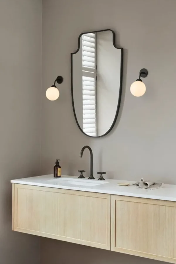 Nuura Apiales vägglampa, fast installation, satin svart - opal vit