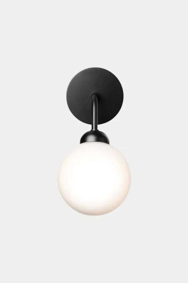 Nuura Apiales vägglampa, satinsvart - opalvit
