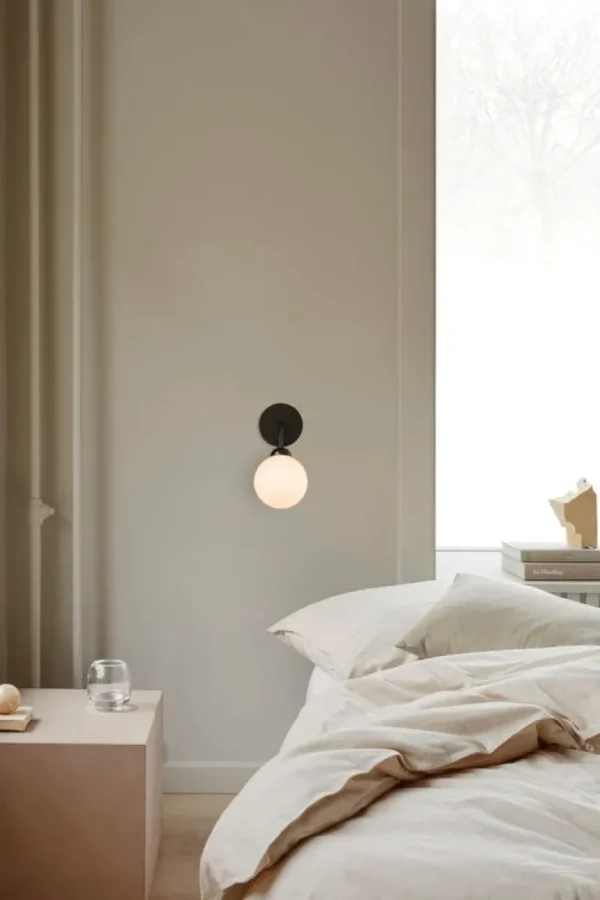 Nuura Apiales vägglampa, satinsvart - opalvit