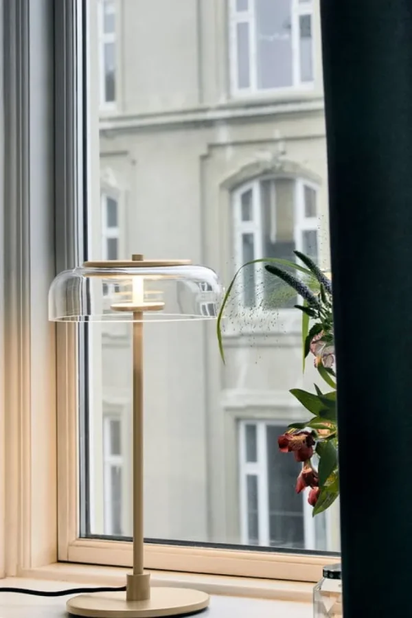 Nuura Blossi bordslampa, Nordic gold - klar