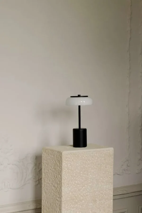 Nuura Blossi Mini bärbar bordslampa, svart - opal