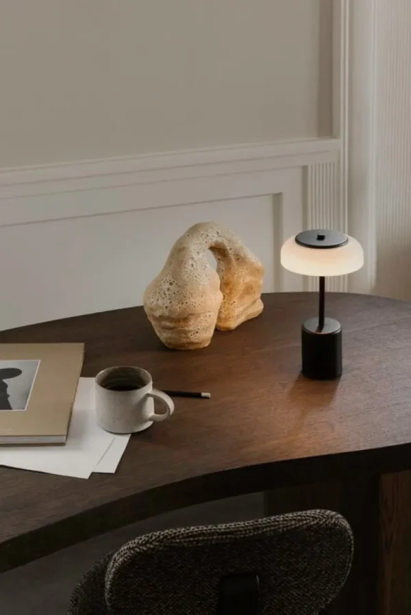 Nuura Blossi Mini bärbar bordslampa, svart - opal