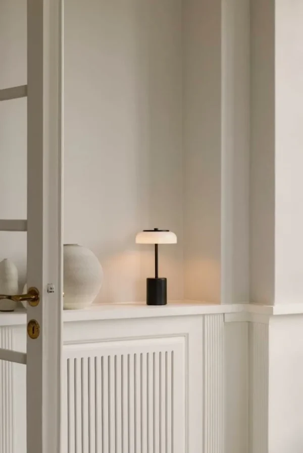 Nuura Blossi Mini bärbar bordslampa, svart - opal