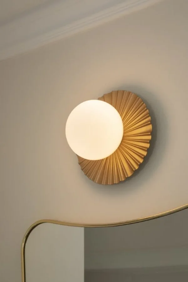 Nuura Liila Muuse vägg-/taklampa, liten, Nordic gold - opal