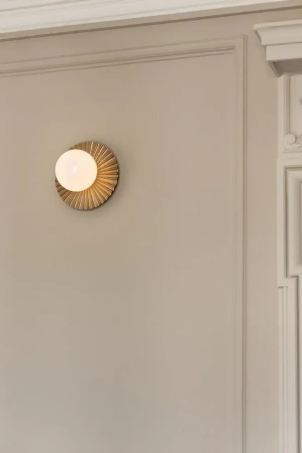 Nuura Liila Muuse vägg-/taklampa, liten, Nordic gold - opal