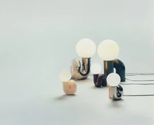 Petite Friture Neotenic bordslampa, 26 cm, körsbär
