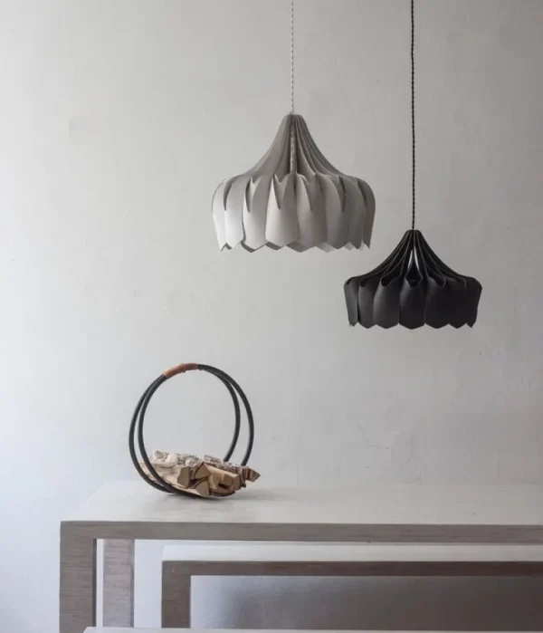 Pilke Lights Pioni liten pendellampa, svart