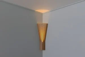 Secto Design Secto 4236 vägglampa för hörn, 60 cm, valnöt