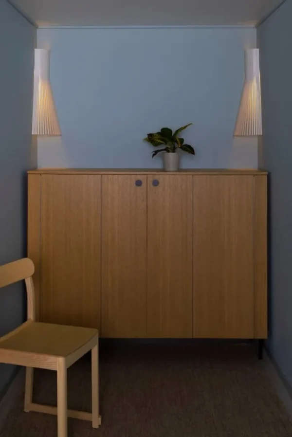 Secto Design Secto 4236 vägglampa för hörn, 60 cm, vit