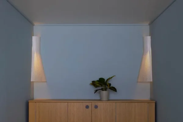 Secto Design Secto 4236 vägglampa för hörn, 60 cm, vit
