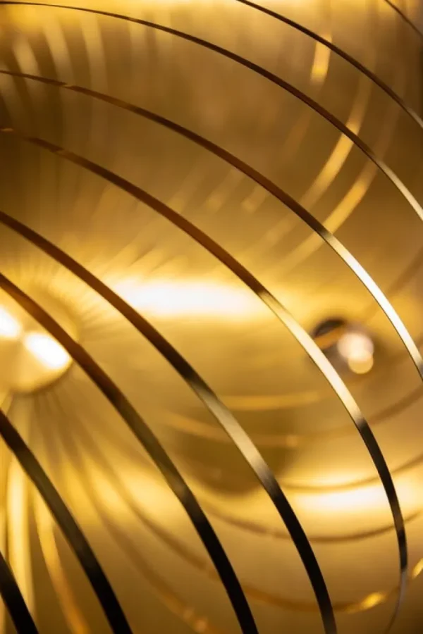 Tom Dixon Spring LED-pendel, stor, mässing