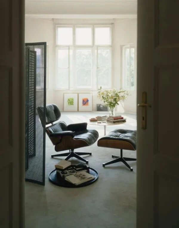 Vitra Eames Lounge Chair, ny storlek, American cherry - svart läder