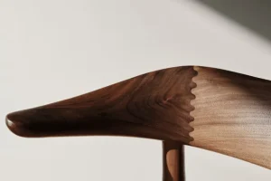 Warm Nordic Cow Horn stol, oljad valnöt - ljusgrå